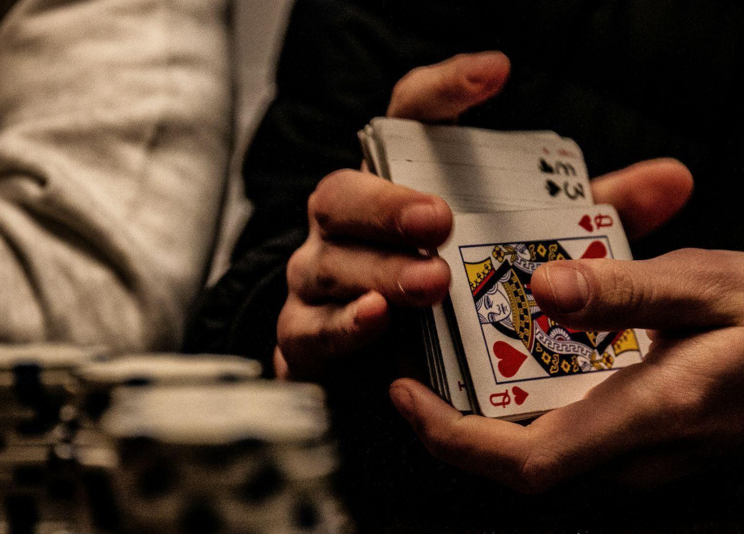 Em que é que o póquer online é diferente do póquer normal?